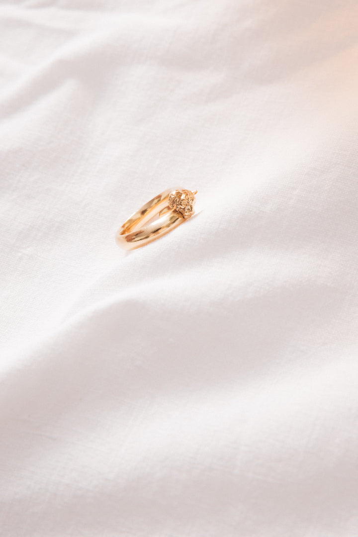 Golden cabriole ring