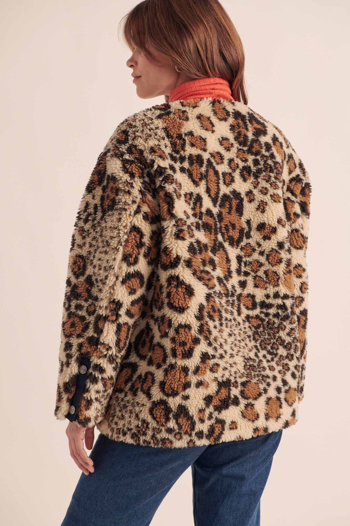Manteau motif léopard (D'occasion) à Givisiez pour CHF 40 – retrait Manteau motif léopard (D'occasion) à Givisiez pour CHF 40 – retrait