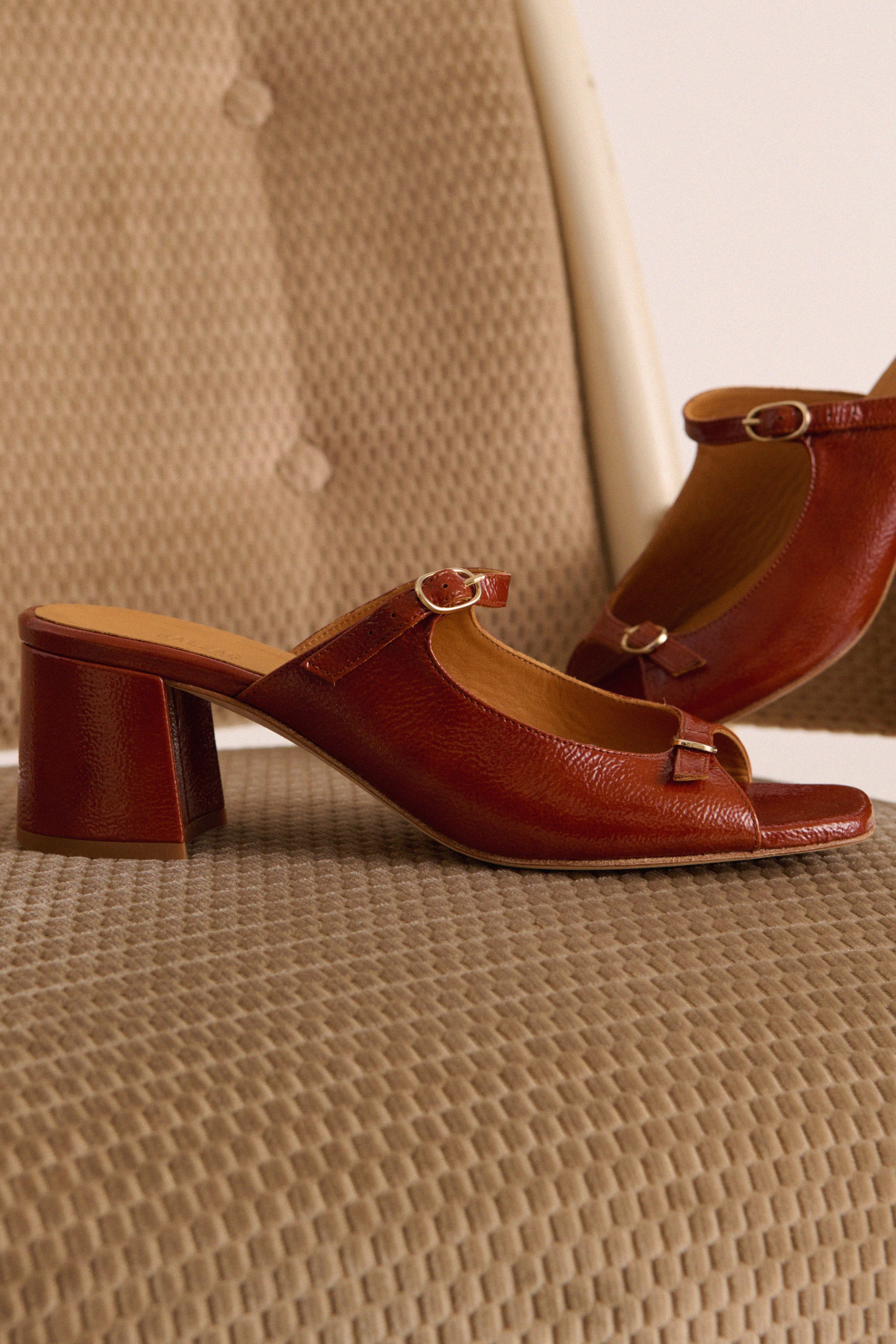 Mules Joane patent crinkled cognac