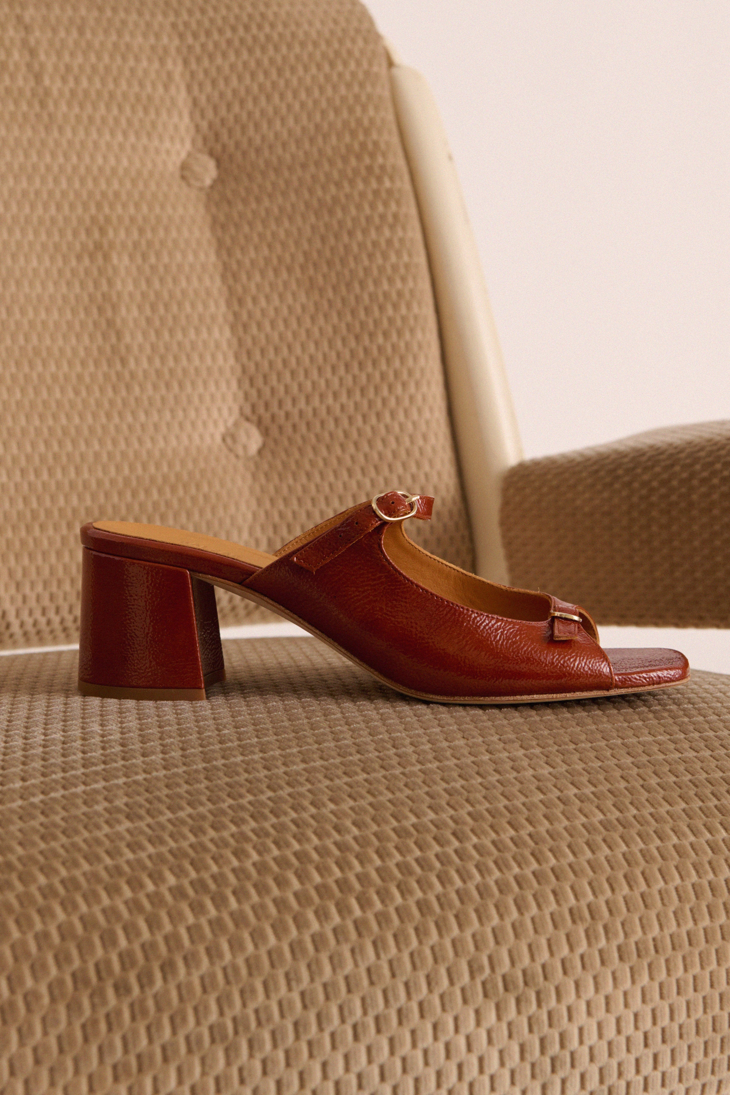 Mules Joane patent crinkled cognac
