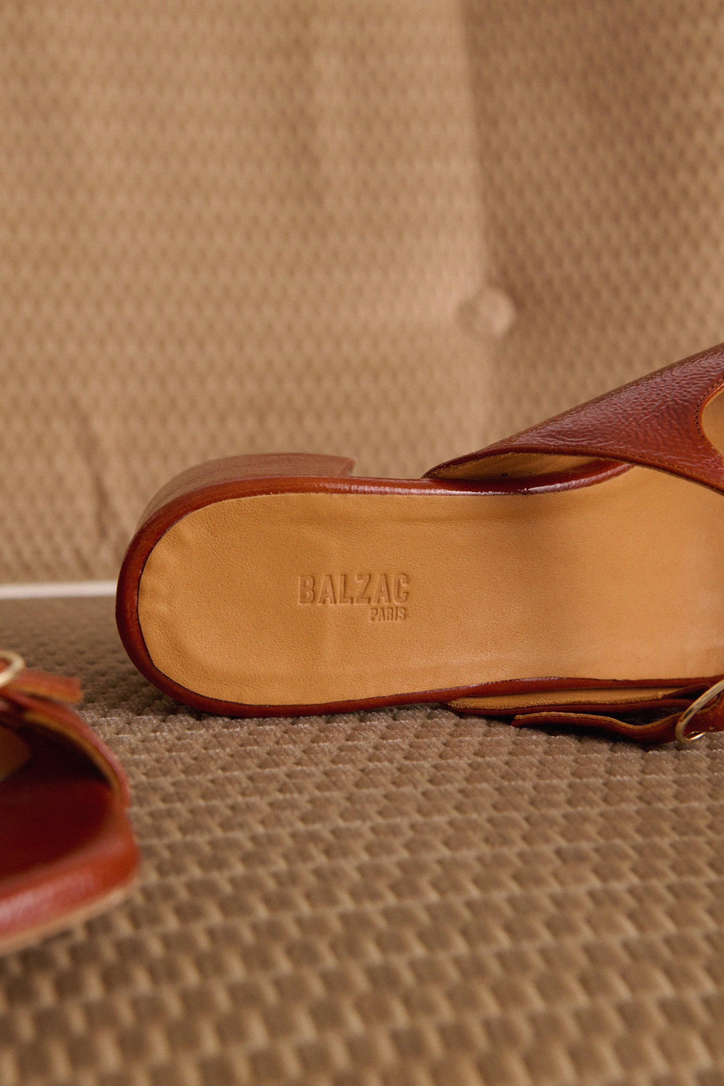 Mules Joane patent crinkled cognac
