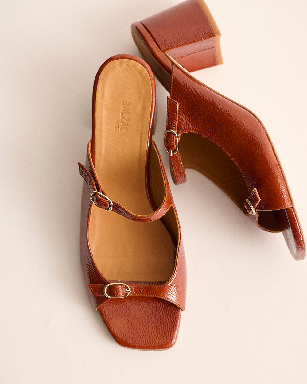Mules Joane patent crinkled cognac