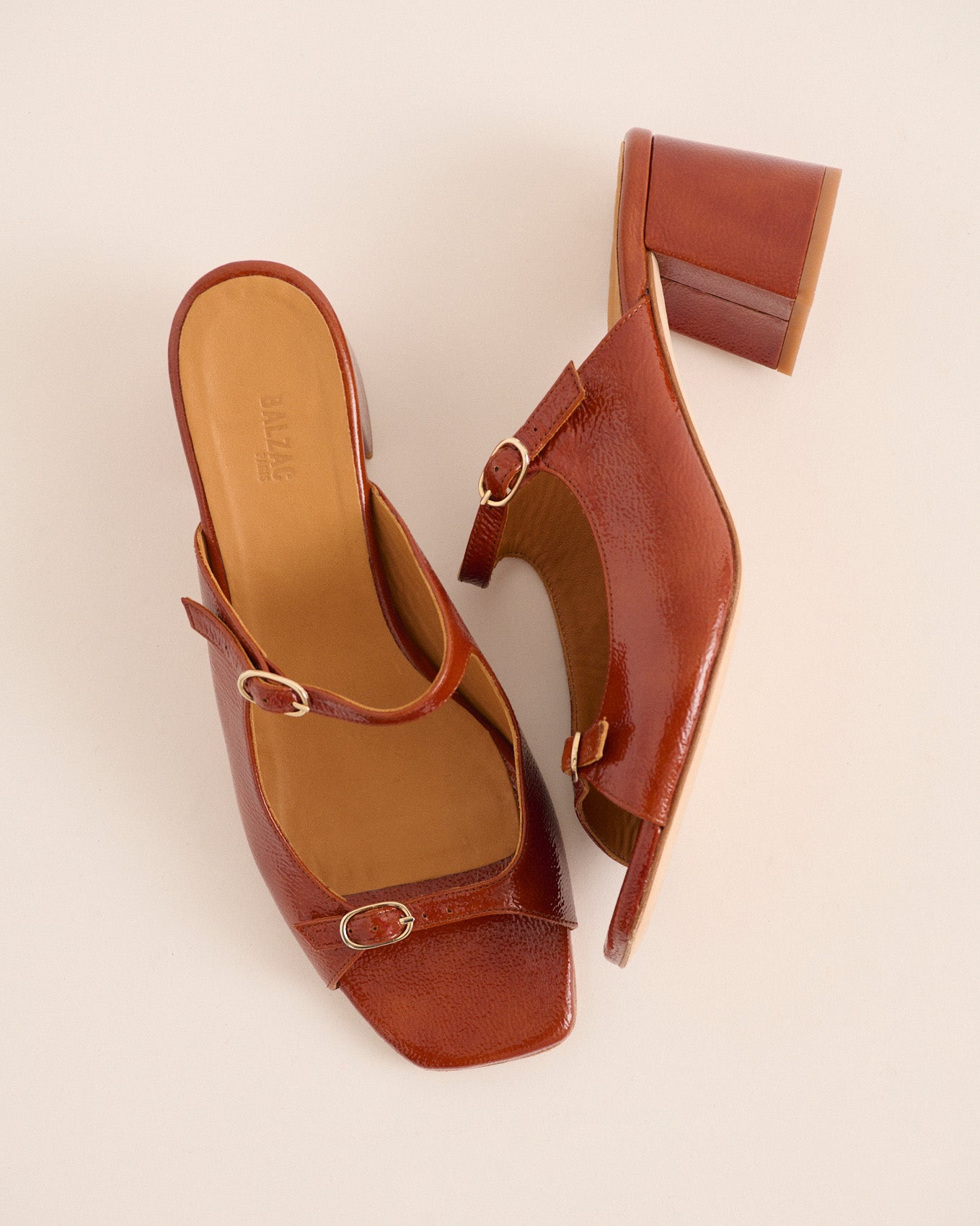 Mules Joane patent crinkled cognac