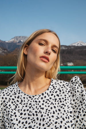 Blouse Exquise imprimé tacheté noir animal bouffant coton bio OEKO-TEX