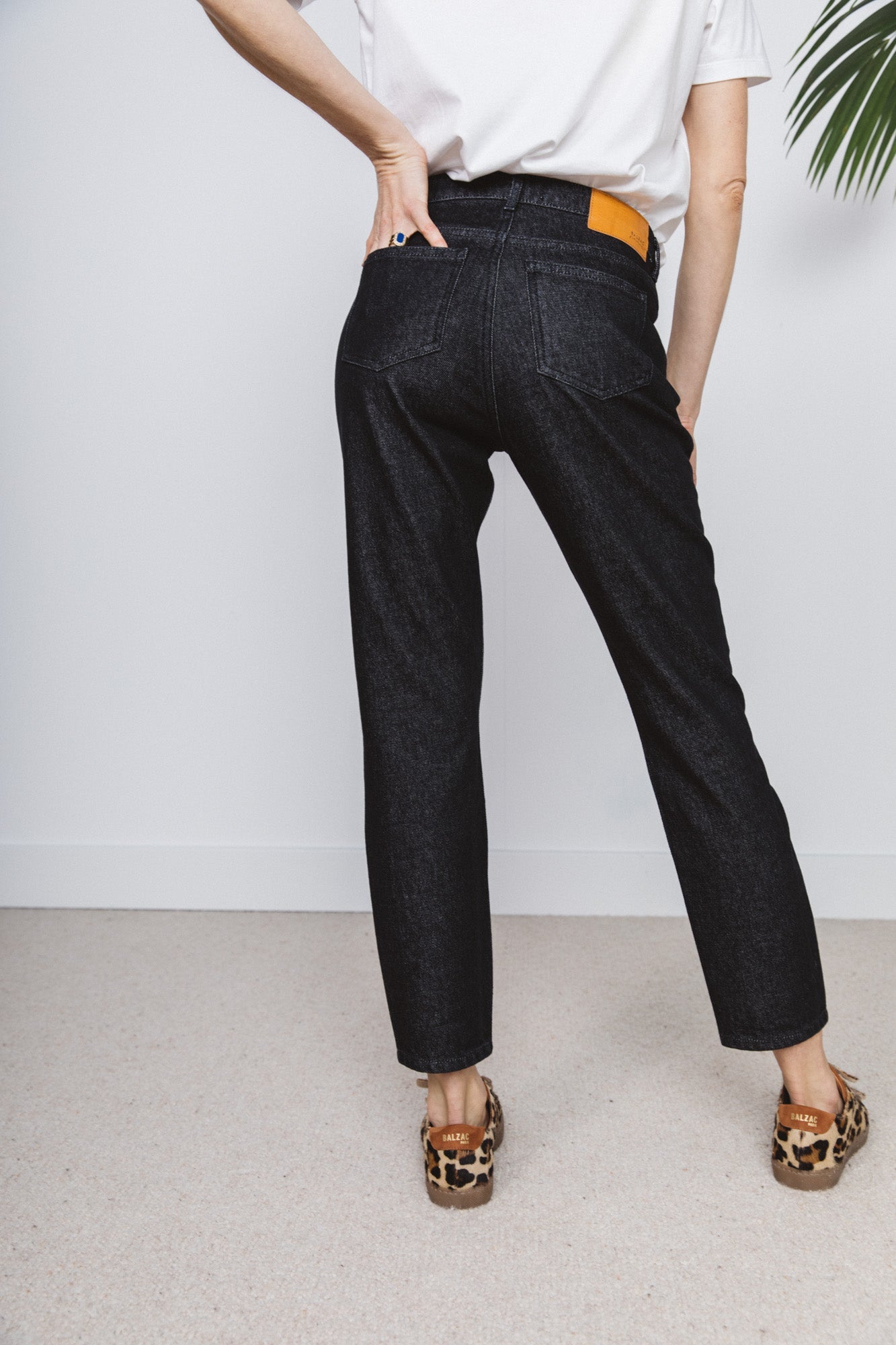 Black jeans, a timeless urban style piece that goes with every color. -  Project X Paris
