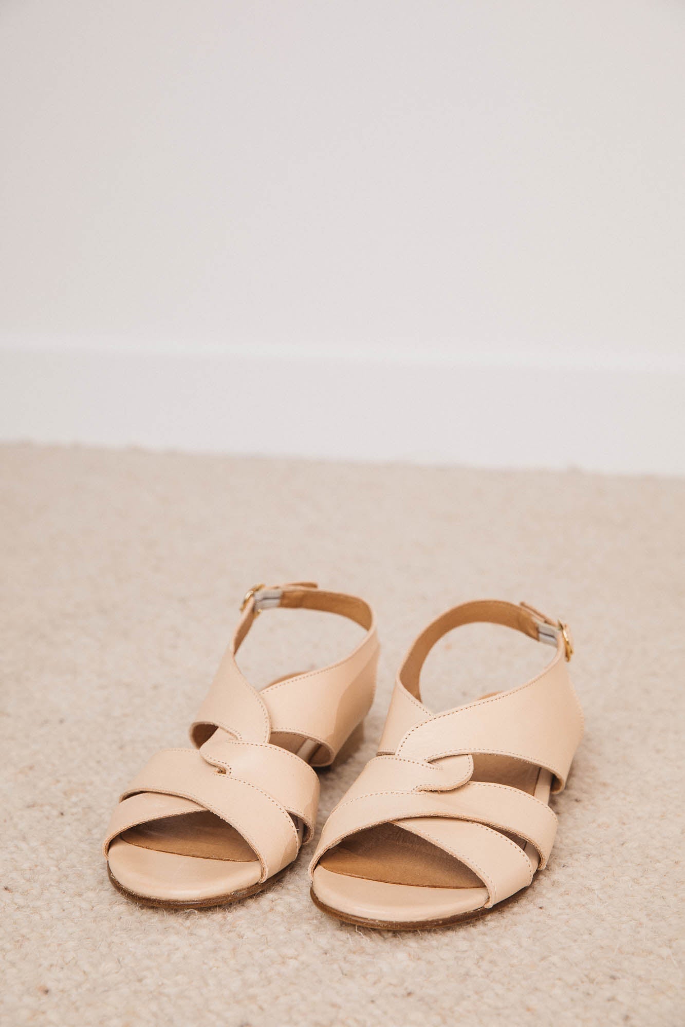 Sandales croisées nude beige cuir