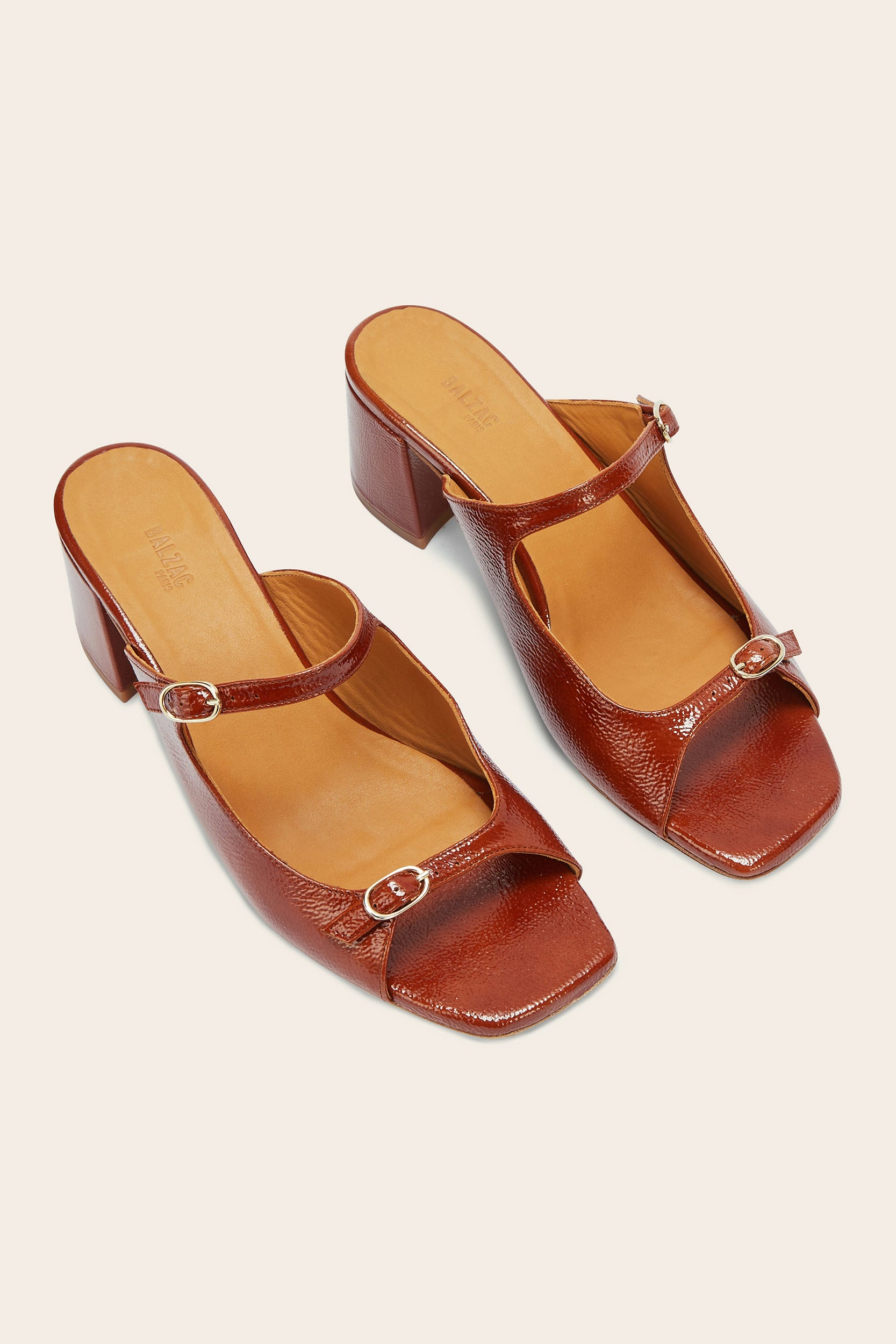 Mules Joane patent crinkled cognac