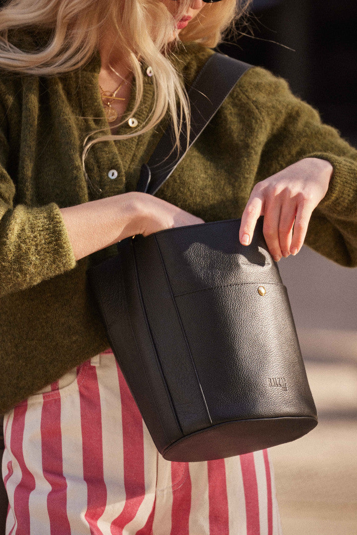 Tasche Sofia genarbt schwarz Innen Marineblau