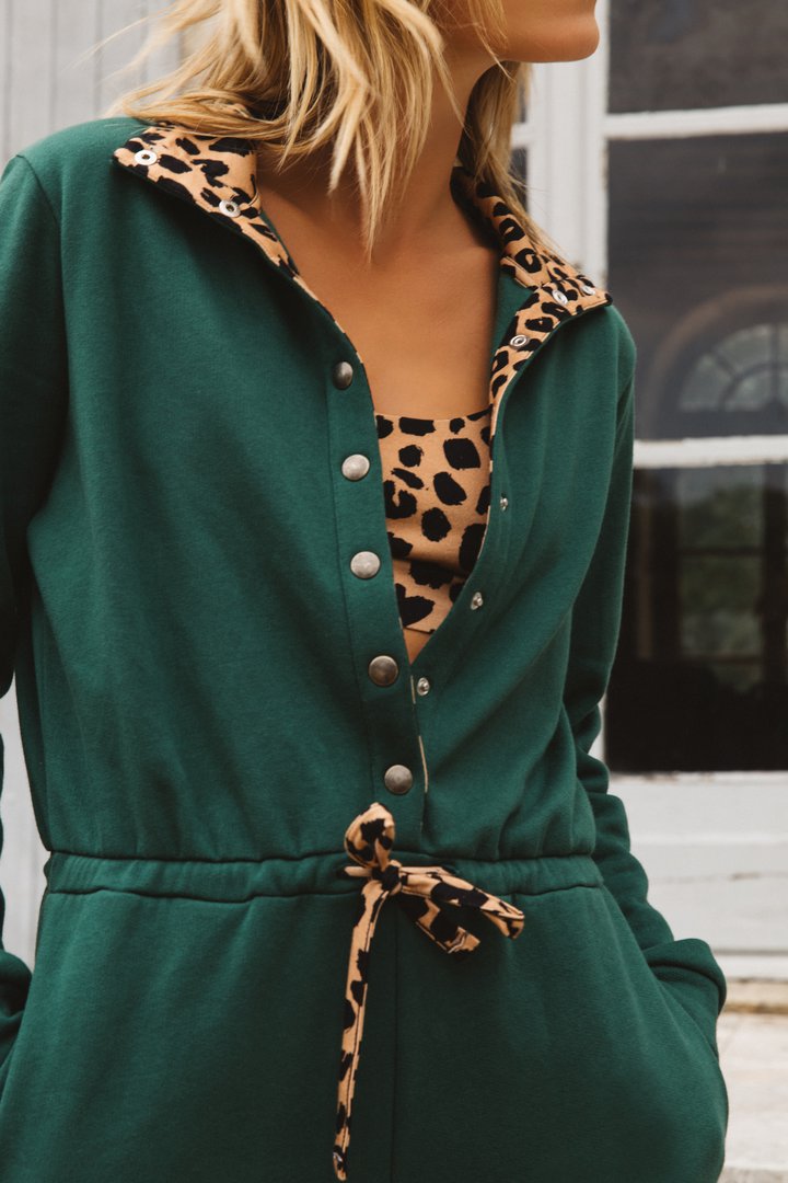 Combinaison Chapelier vert sapin et imprimé léopard