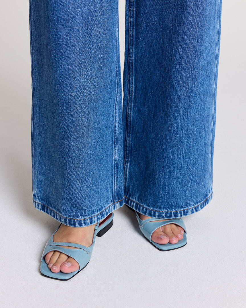 Sandals Dona patent crinkled blue piscine
