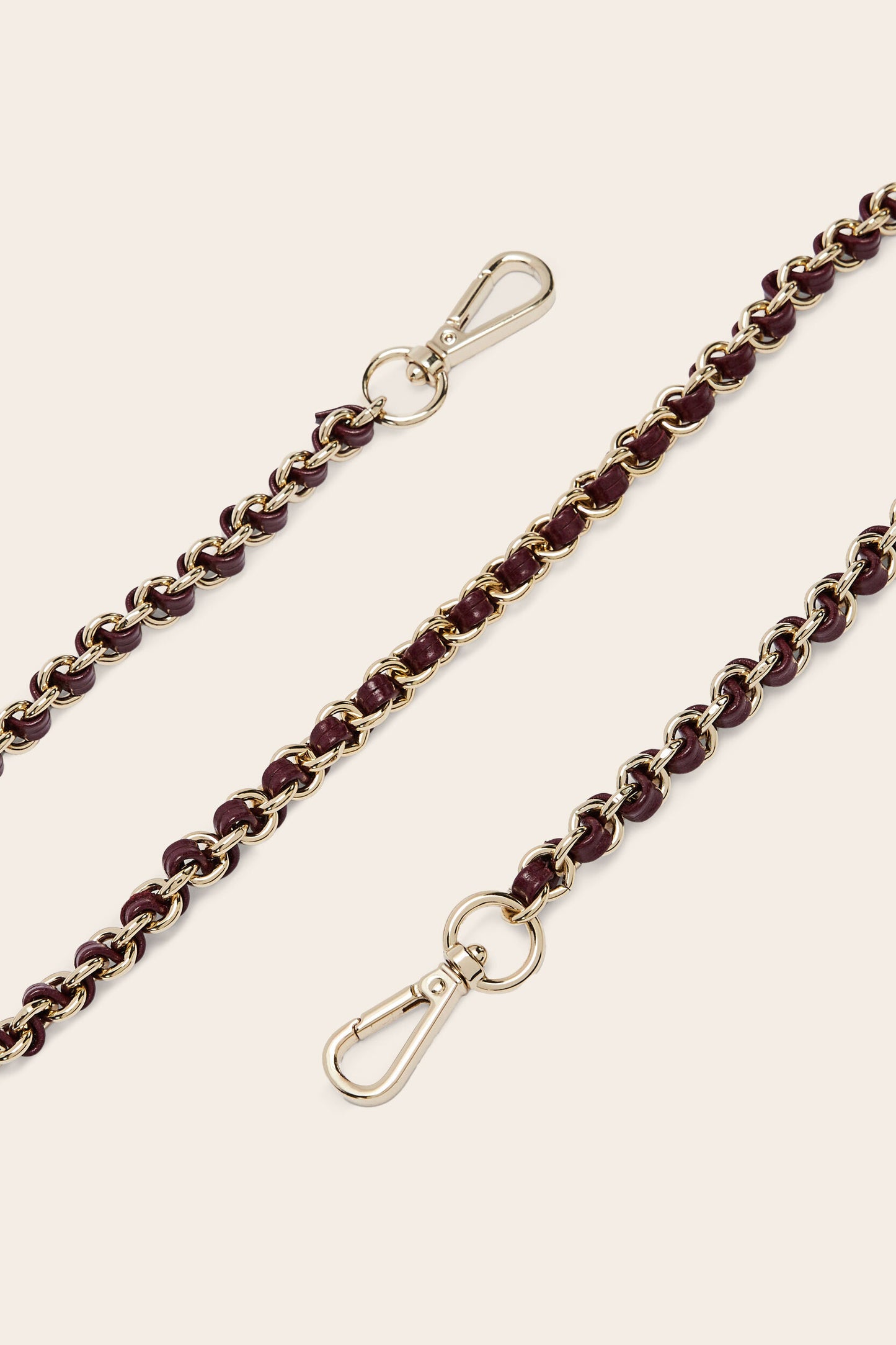 Short braided chain handle in burgundy