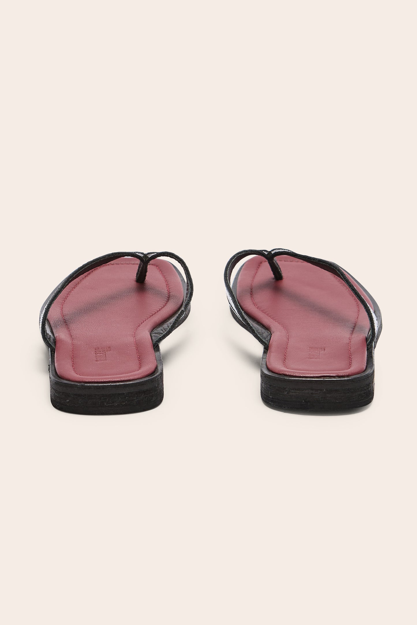 Tong Martina vernis embossé noir