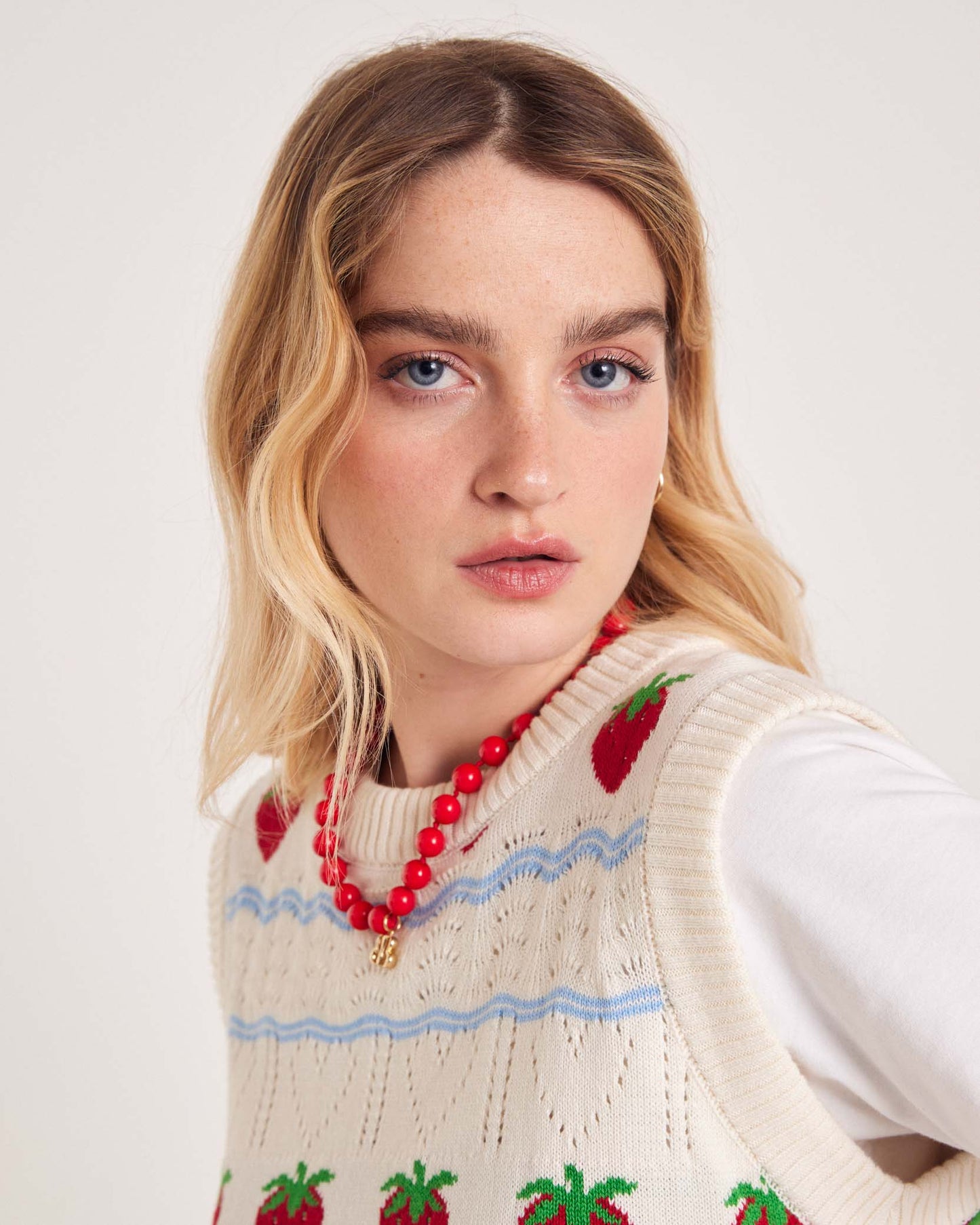 Priska ecru sweater and red strawberries