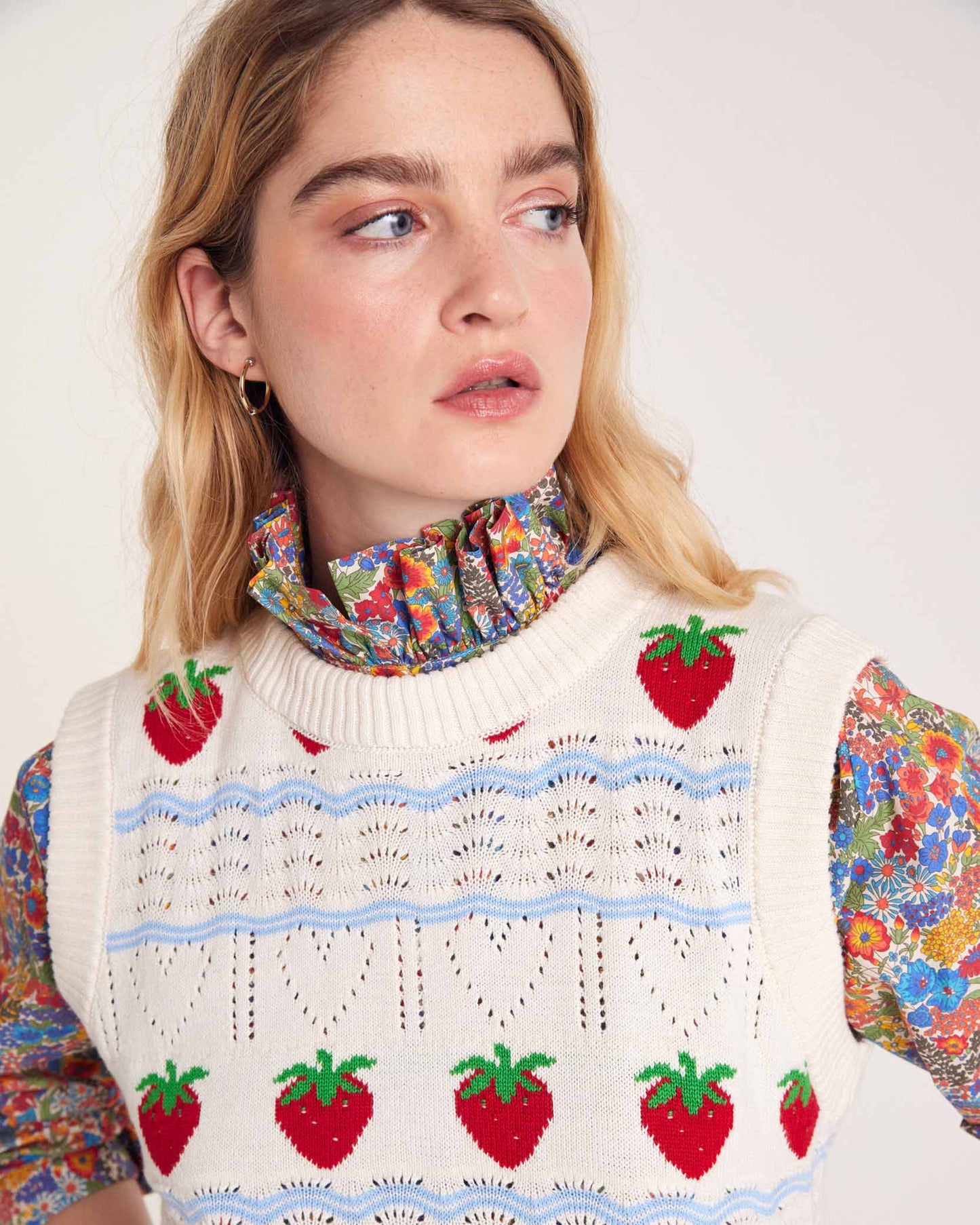 Pull Priska écru et fraises rouges