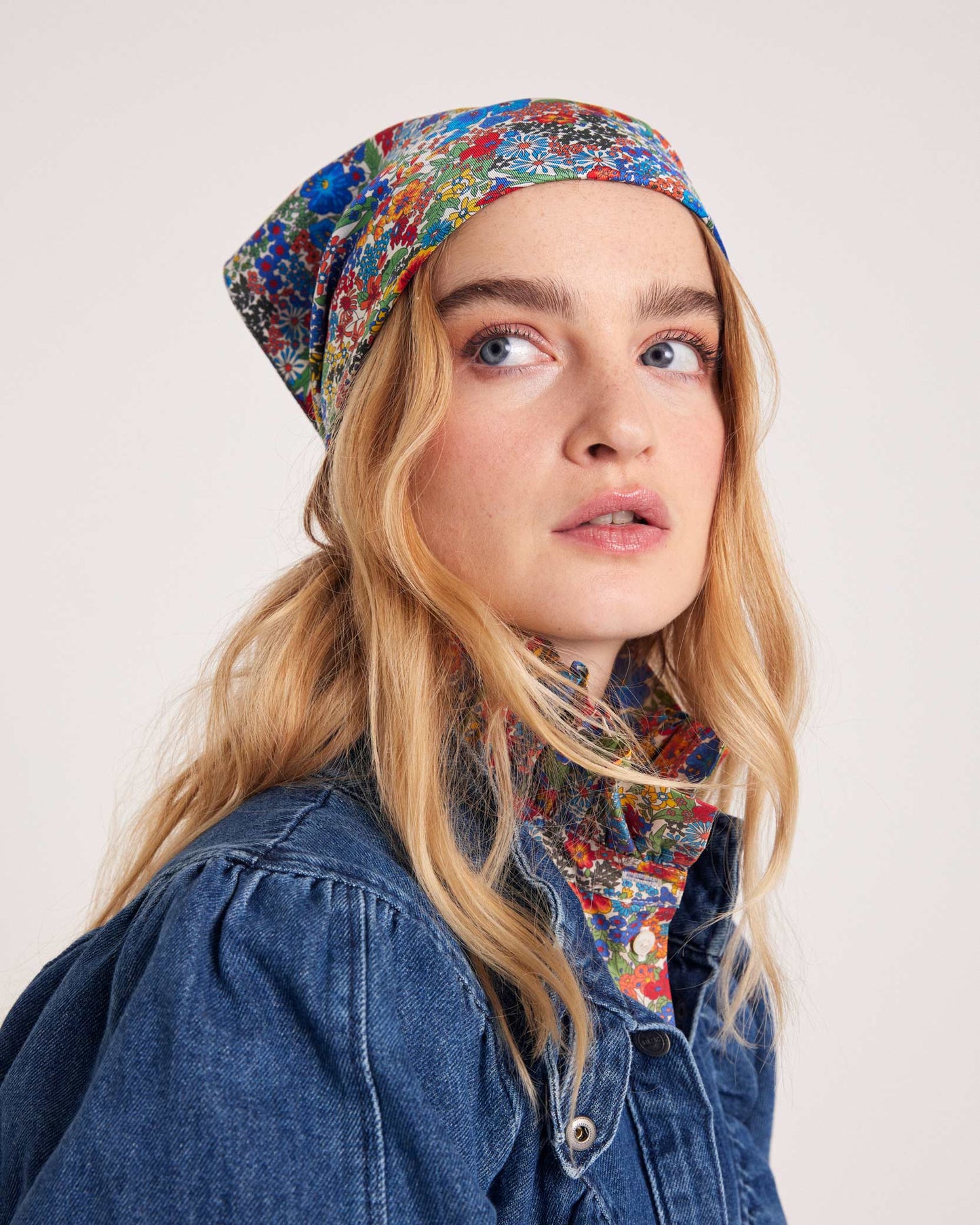 Foulard Kelly en tissu Liberty bleu et jaune