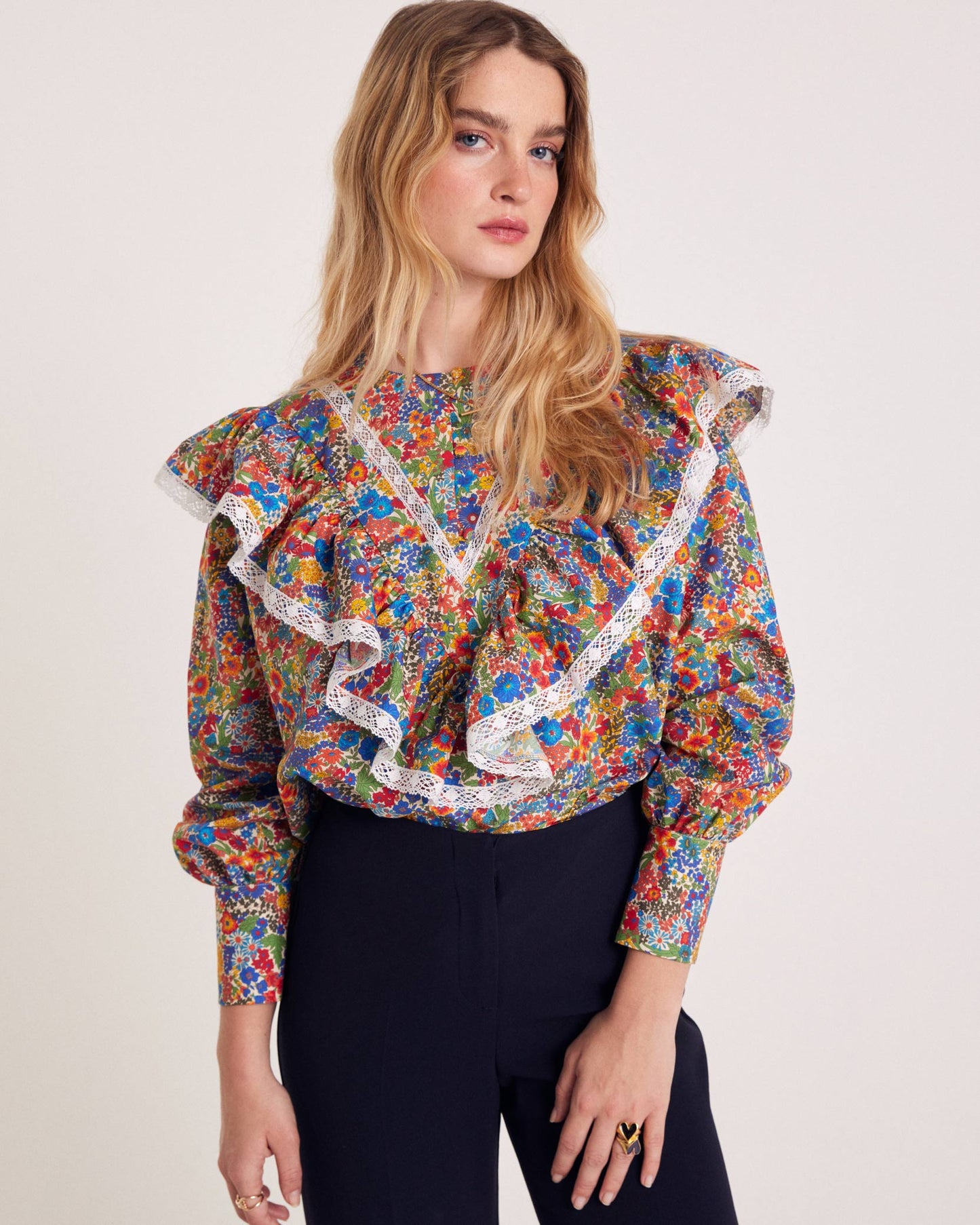 Blouse Azélie en tissu Liberty bleu et jaune