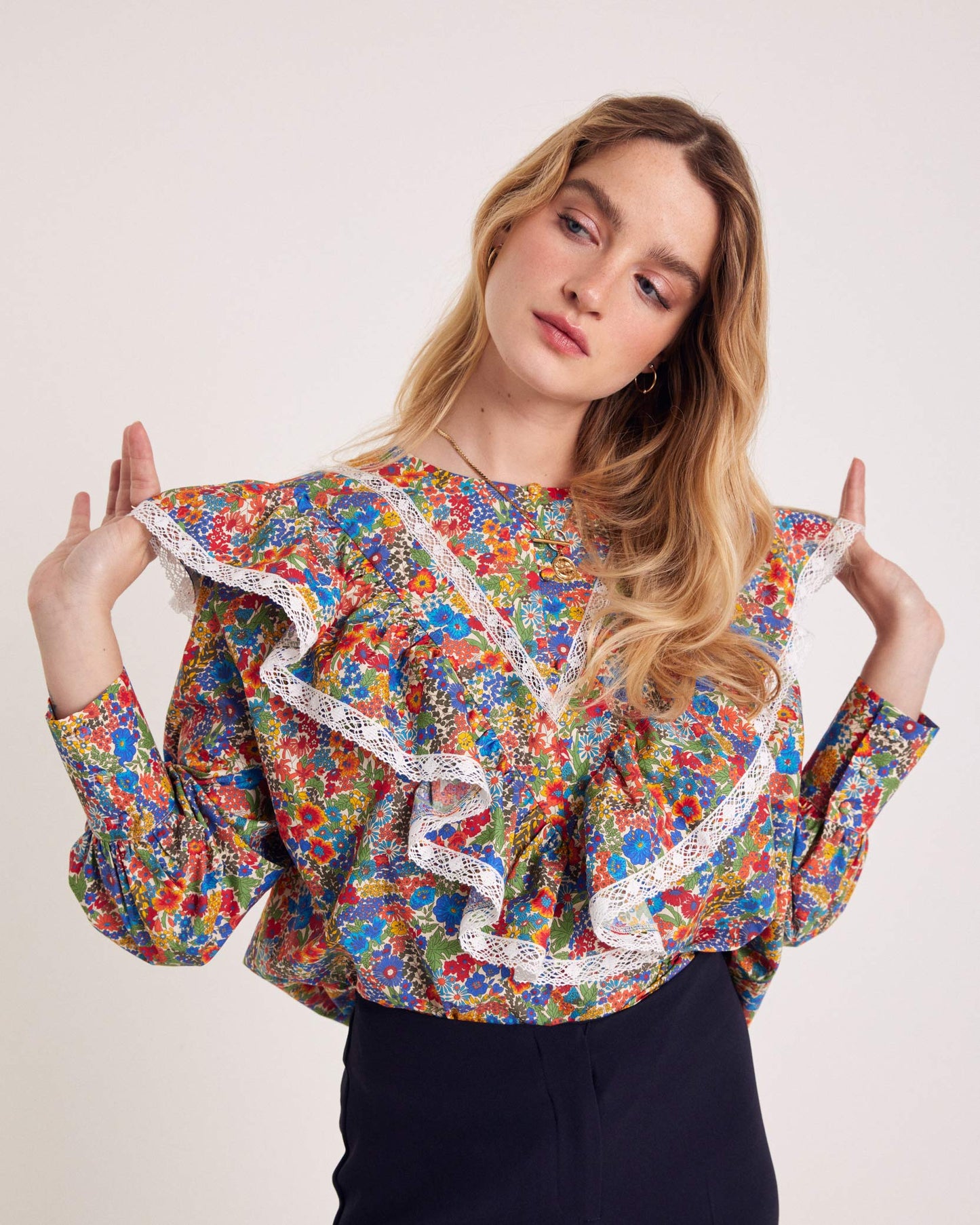 Blouse Azélie en tissu Liberty bleu et jaune