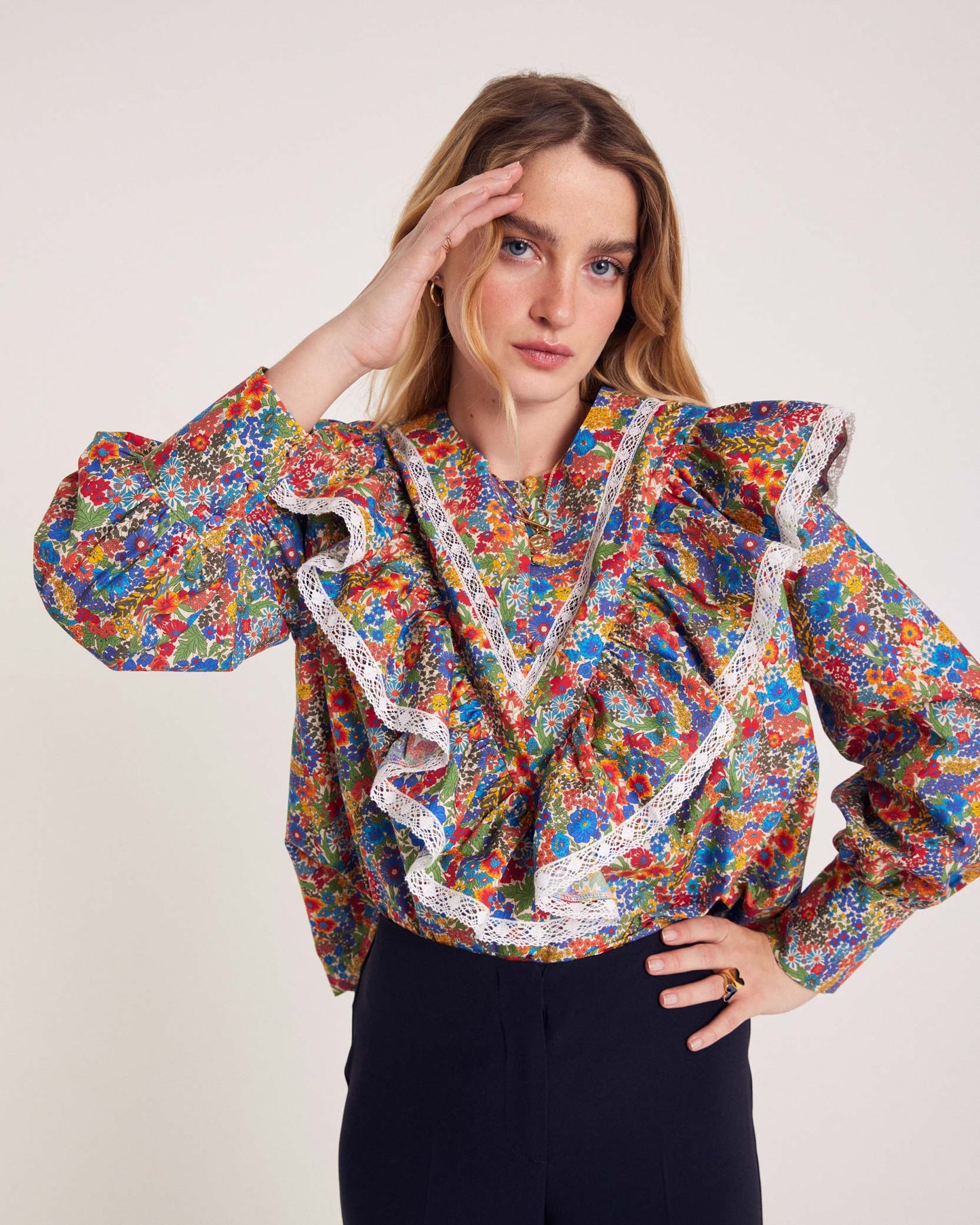 Blouse Azélie en tissu Liberty bleu et jaune