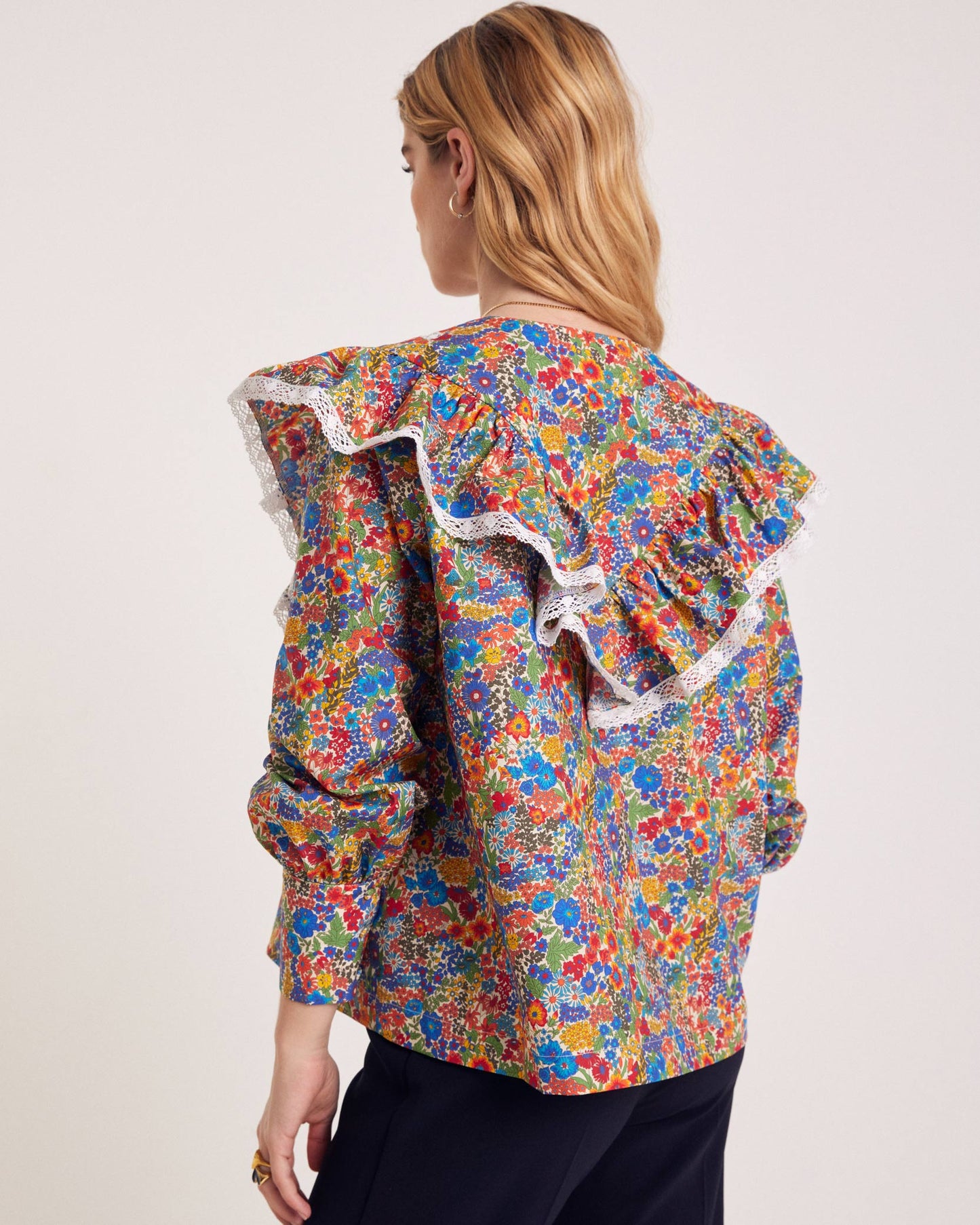 Blouse Azélie en tissu Liberty bleu et jaune