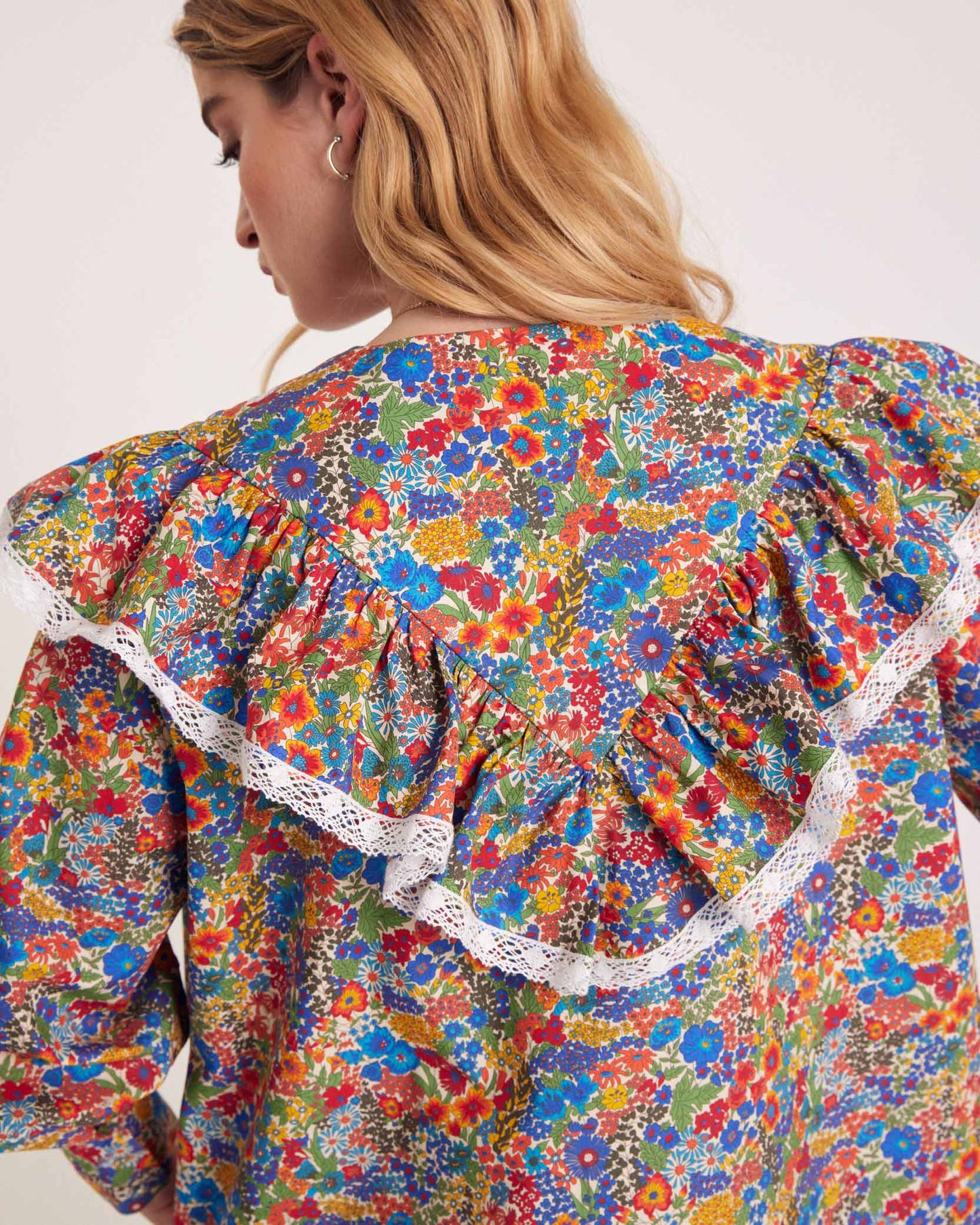 Blouse Azélie en tissu Liberty bleu et jaune