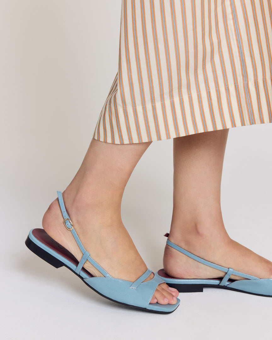 Sandals Dona patent crinkled blue piscine