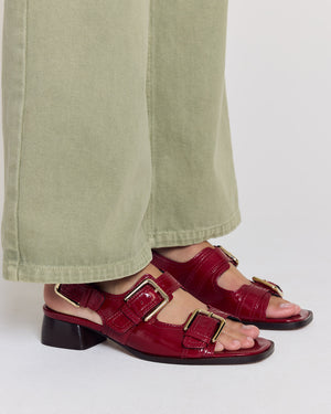 Crinkled patent leather Flor sandals