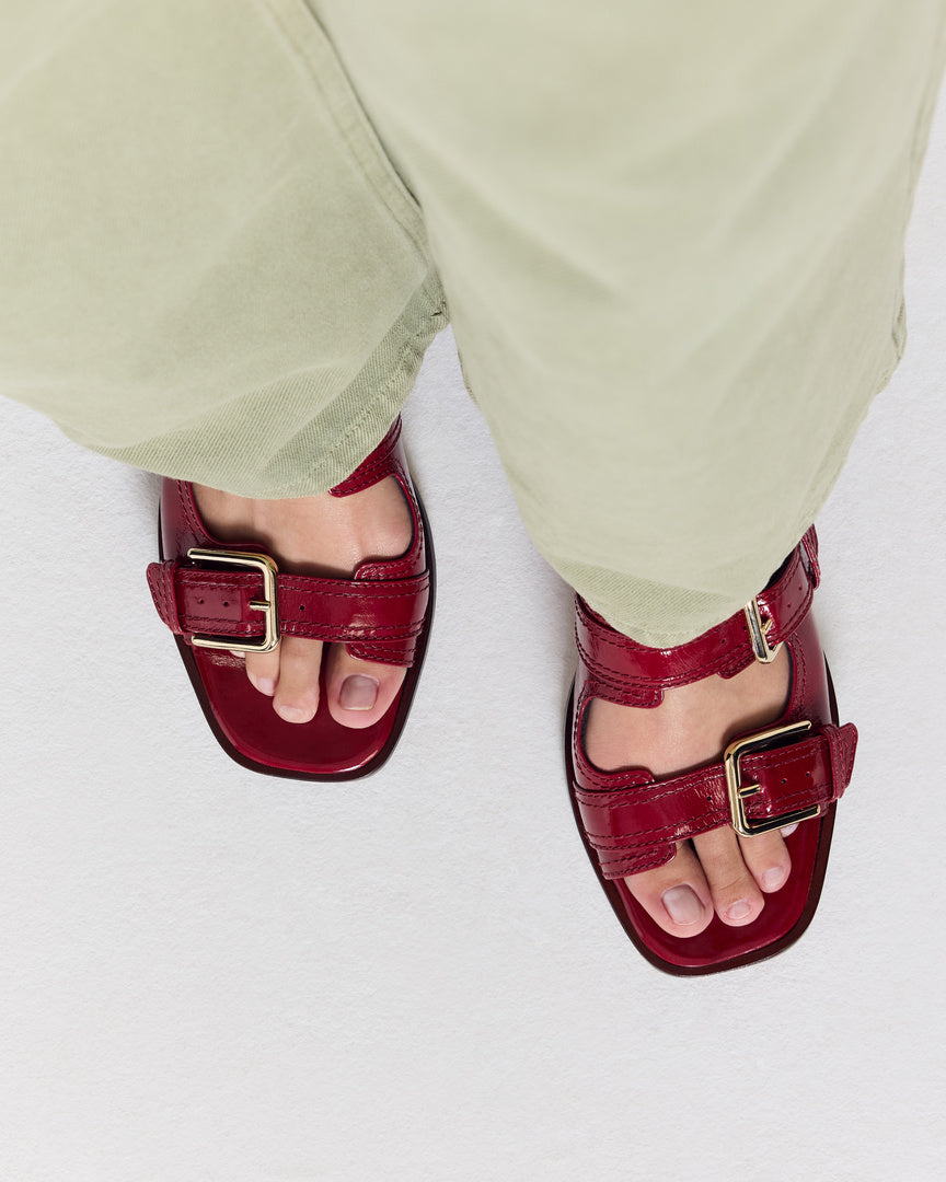 Sandals Flor patent crinkled red
