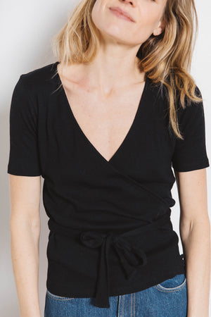 Top Maggie noir maille cache coeur taille noeud coton bio