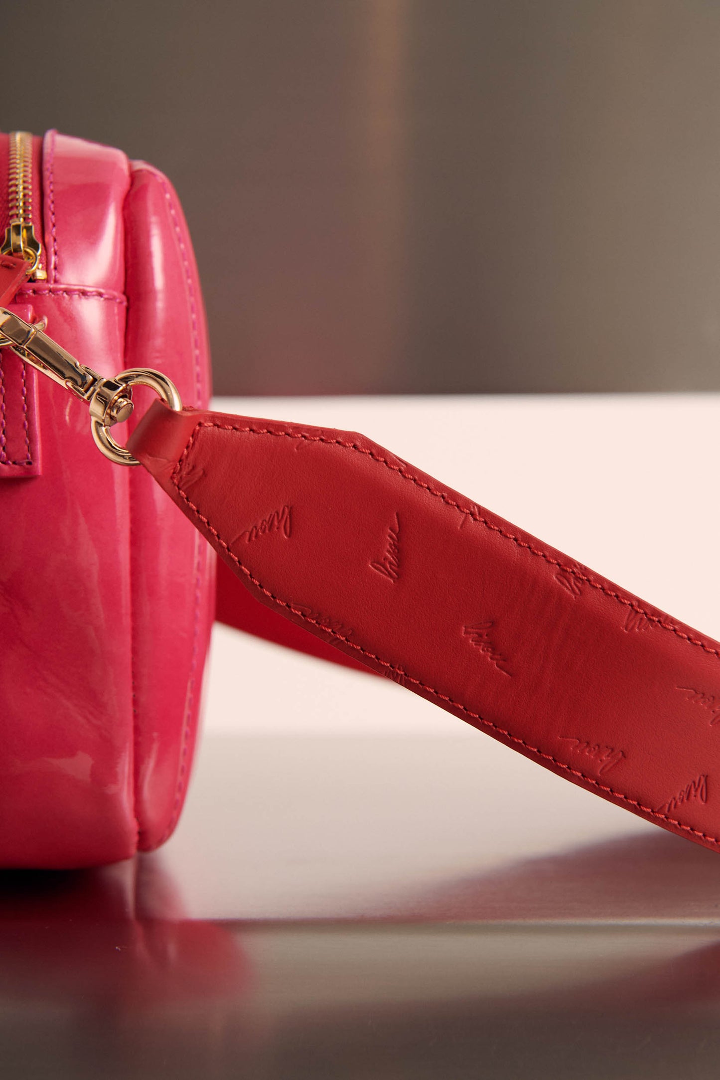 Cesar kiss bag in pink and red varnish