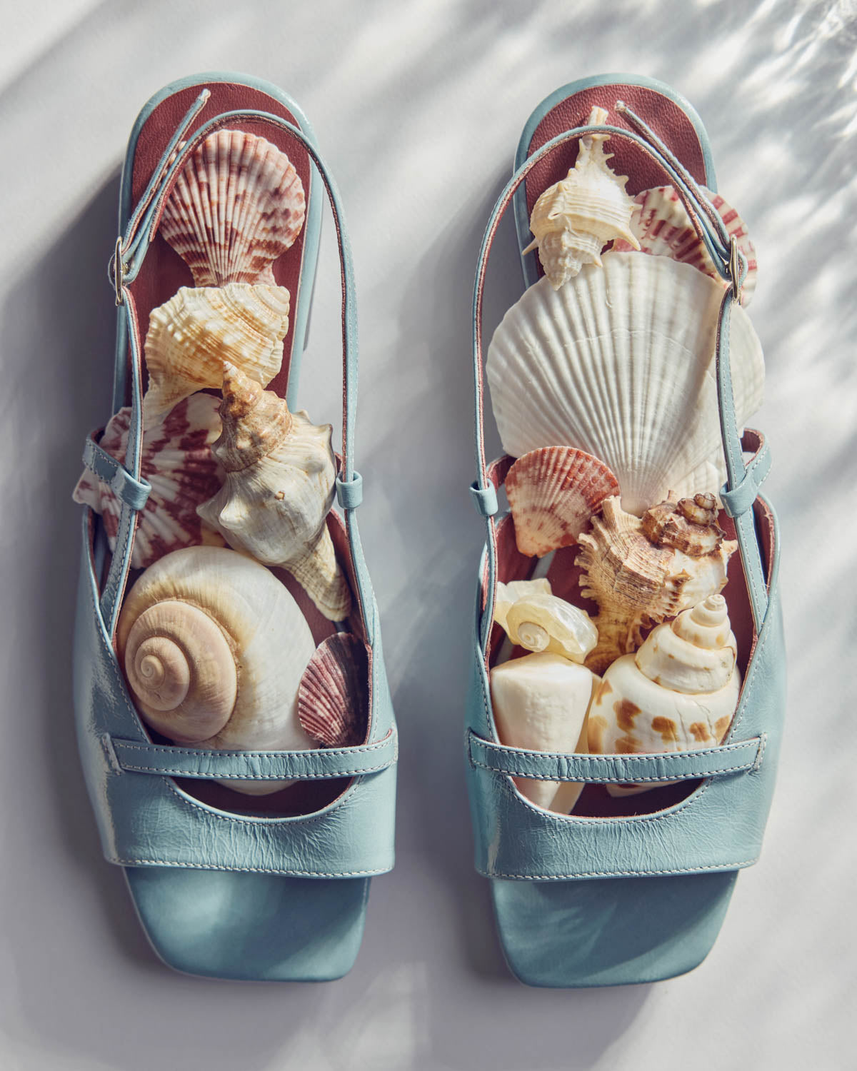 Sandals Dona patent crinkled blue piscine