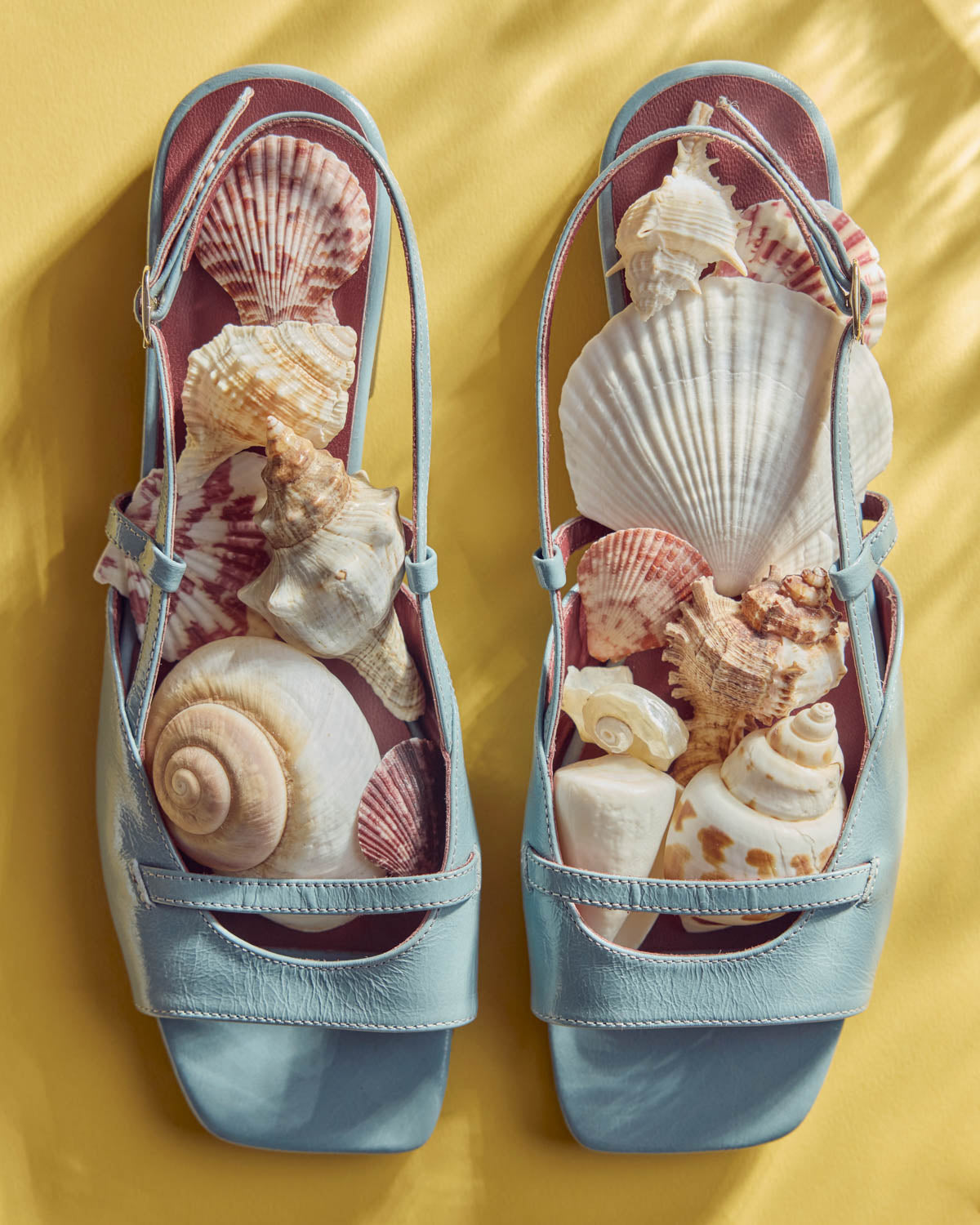 Sandals Dona patent crinkled blue piscine
