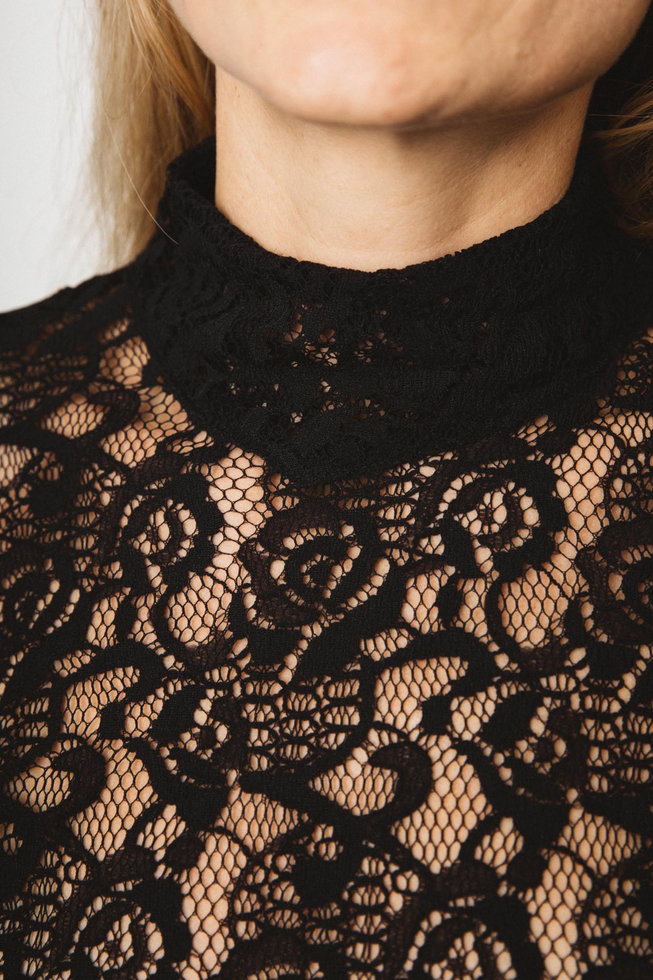 Enza blouse in black lace