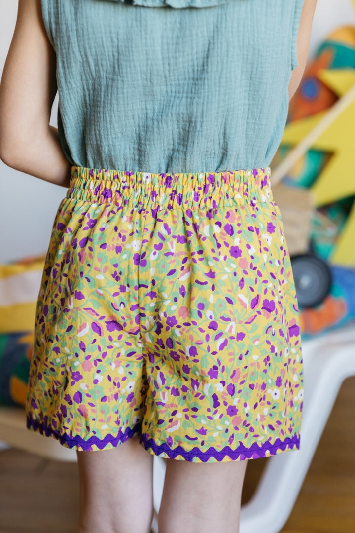 Curious shorts with a myriad of flowers print
