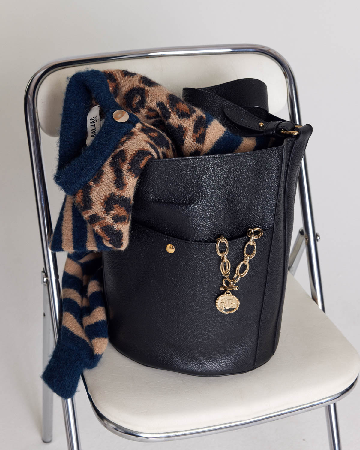 Tasche Sofia genarbt schwarz Innen Marineblau