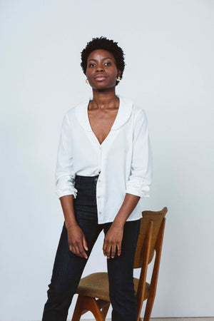 Chemise blanche coton biologique volant bouton fleur doré Lysie