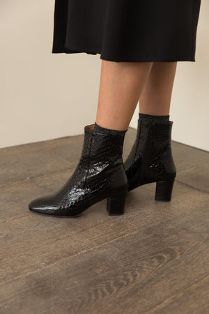 Gaetan patent black crocodile boots